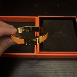 LIKE NEW Orange Hermés Clic H Bracelet - Size PM