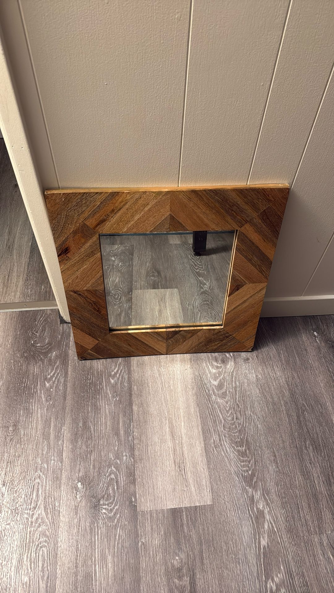 Super Clean Mirror With Hanging Hooks