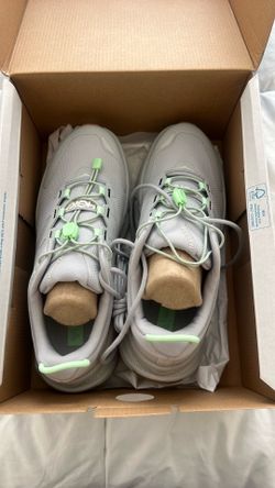 Hoka w transport new in box, size 7.5B in womens