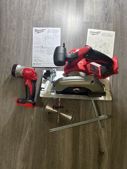 Milwaukee M-18 6-1/2”Cordless Circular Saw/ LED WorkLight (2) Piece Set With Contractors Bag.