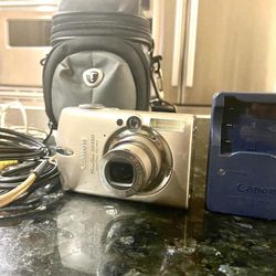 Canon PowerShot SD550 ELPH 7.1 MP Digital Camera TESTED! + Battery & Charger