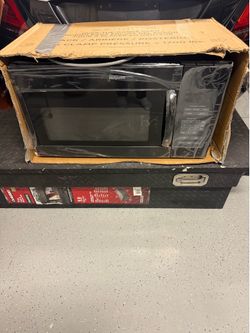 GE Hotpoint 1.6 cu. ft. 1000-Watt Over the Range Microwave in Black Buna da yap