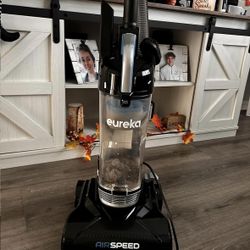 Lightweight Upright Vacuum – Powerful & Bagless