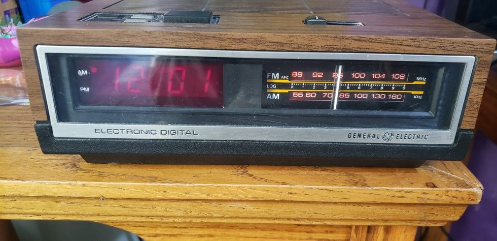VINTAGE 80s General Electric 7-4640A AM FM Digital Alarm Clock Radio Walnut