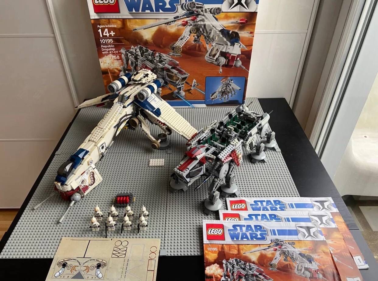 LEGO Star Wars: Republic Dropship with AT-OT Walker (10195)