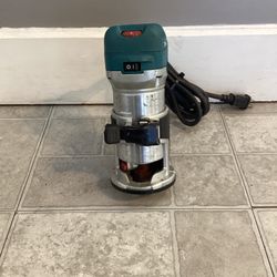 Makita RT0701C Router 
