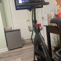 PELOTON G1. Bike