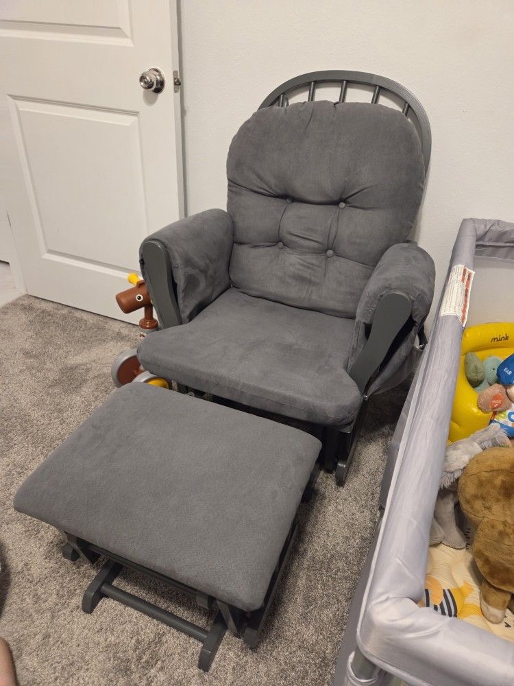 Barely used maternity rocking chair with ottoman