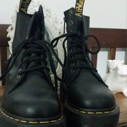 Dr.Martens Size 6W 8M