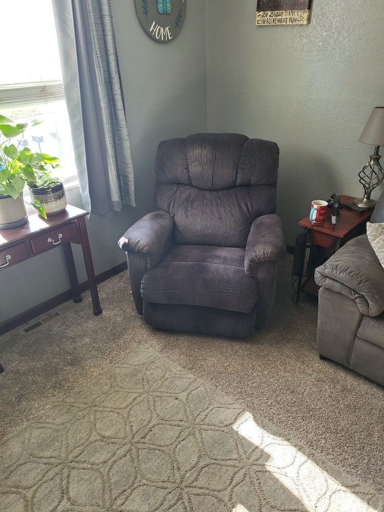 2 Lazyboy Recliners One has Vibrator.