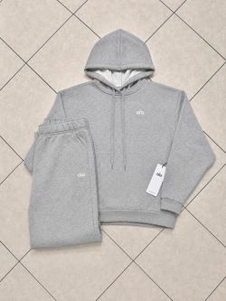 Brand new alo yoga sweatsuit grey size Large only tags included