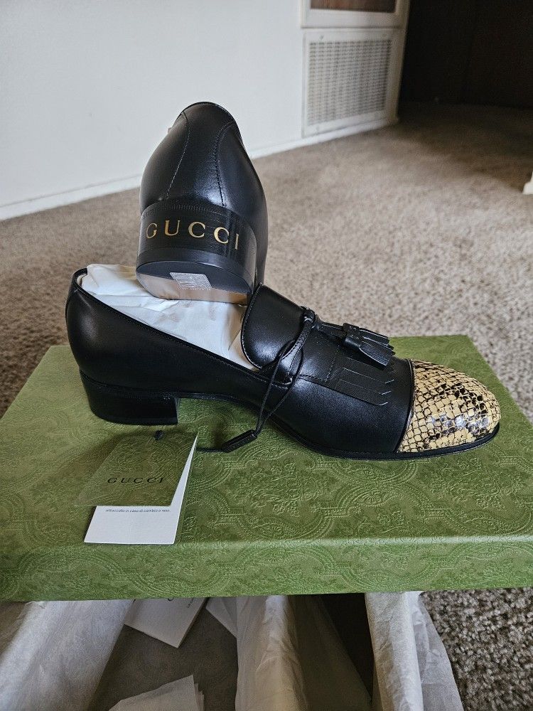 Gucci Womens Anaconda Loafer With Tassel - Black 