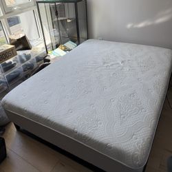Queen memory foam mattress — Innocor, 60"x80", excellent condition