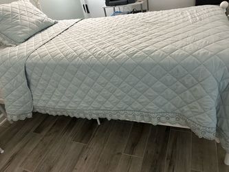 Twin Light Green Quilted Bedspread with Lace Trim