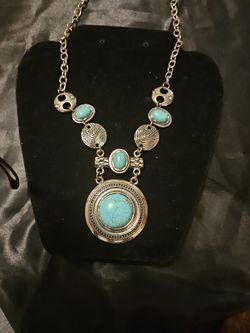 BOHEMI-Y'ALL

Turquoise and Silver Stepping Stone Necklace