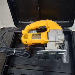 DeWalt dw317 corded orbital jigsaw with accessories