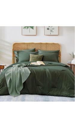 NEW QUEEN SIZE. Queen Comforter Set - 7 Pieces Deep Forest Soft Bed in a Bag Queen with Fitted Sheet, Flat Sheet, 2 Pillow Shams, and 2 Pillowcases- W