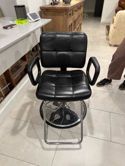 Hydraulic salon styling chair / used / Perfect condition