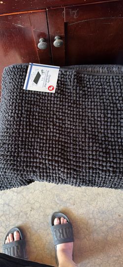 Black bath mat