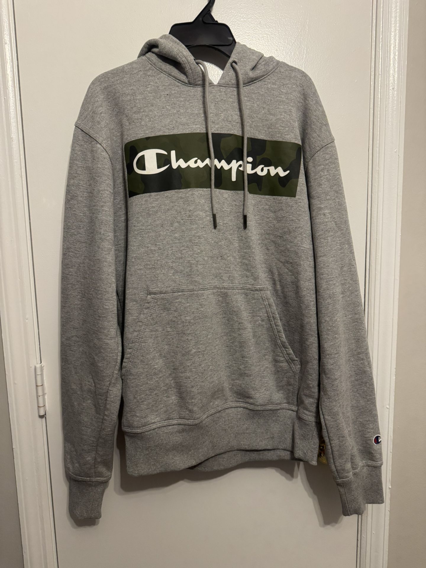 Champion hoodie Camo Logo Box Size Small
