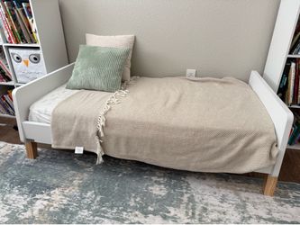 Toddler bed, with removable side rail pieces, and with mattress