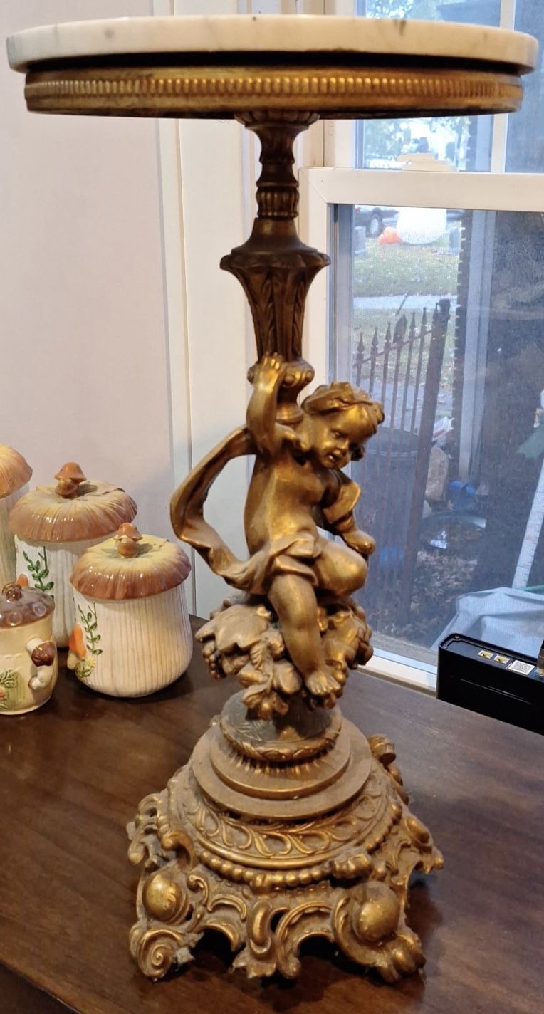 Vintage-style Cherub Pedestal Stand