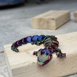 Articulated 3D Printed Chrome Gecko – Iridescent Fidget Toy & Desk Pet
