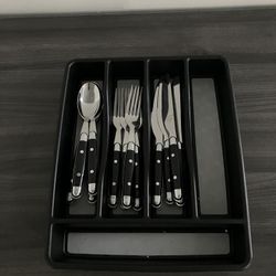 Bandeja de cubiertos pequeña con cuatro tenedores, cucharas, cuchillos
