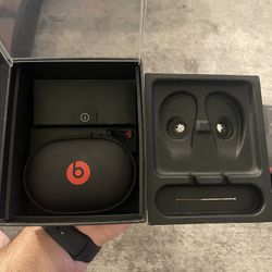 ******POWER BEATS 2 WIRELESS IN MINT CONDITION******