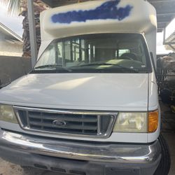 2006 Ford E-Series E-350 Super Duty XLT Extended Passenger