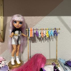 RAINBOW HIGH DOLL - EXCLUSIVE Avery Styles Doll (Included with Assorted Fashions Pack)