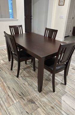 4-chair dining set