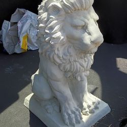 White Stone Lion 18x13x9.