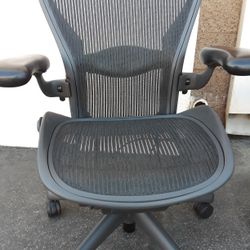 HERMAN MILLER AERON CHAIRS SIZE B