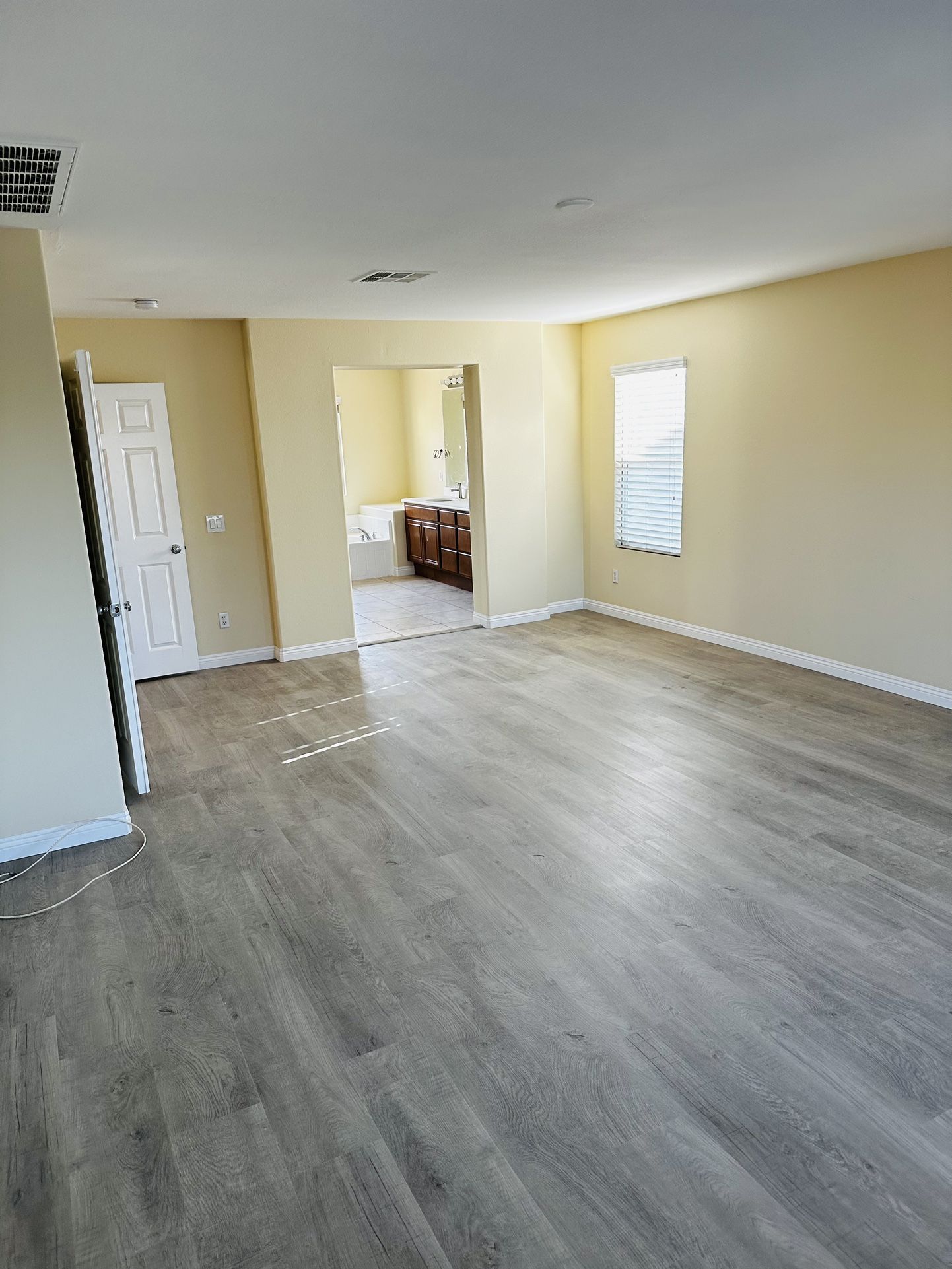 VINYL FLOORING 