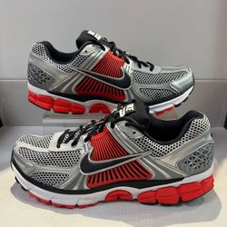 NIKE VOMERO 5 AIRZOOM “CRIMSON METALLIC SILVER”
