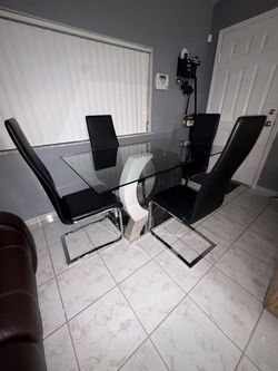 Mesa grande con sus sillas