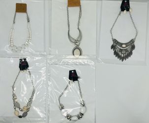 Costume short necklaces in white