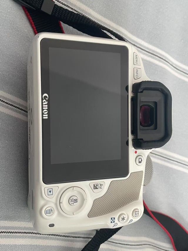 The camera is a Canon 100D (Kiss X7),
