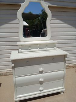 5- Drawer Dresser w/ 2-Drawer Vanity Mirror & 3-Drawer Nightstand