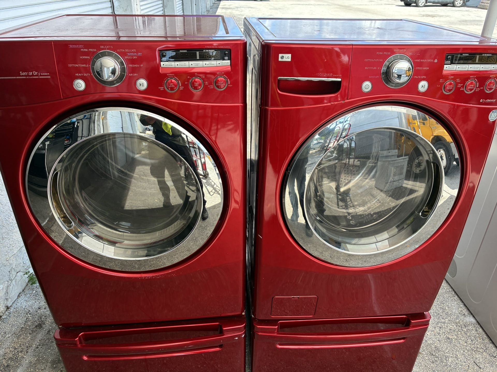 WASHER/DRYER LG WITH PEDESTAL