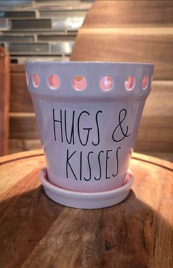 RAE DUNN ~Pink🩷 "HUGS & KISSES" Ceramic Planter.
🪴Pink Planter With Black Lettering. 
Ceramic.