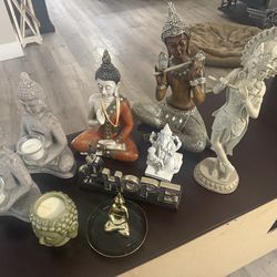 Multiple Buddha statues