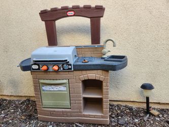 Fisher Price toy outdoor kitchen, grill.
