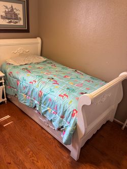 Daybed with pullout drawer for mattress or belongings