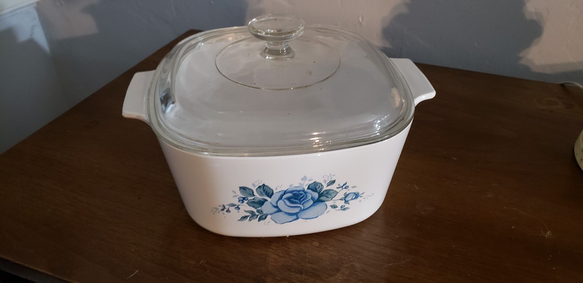 Large Pyrex correlle covered casserole dish