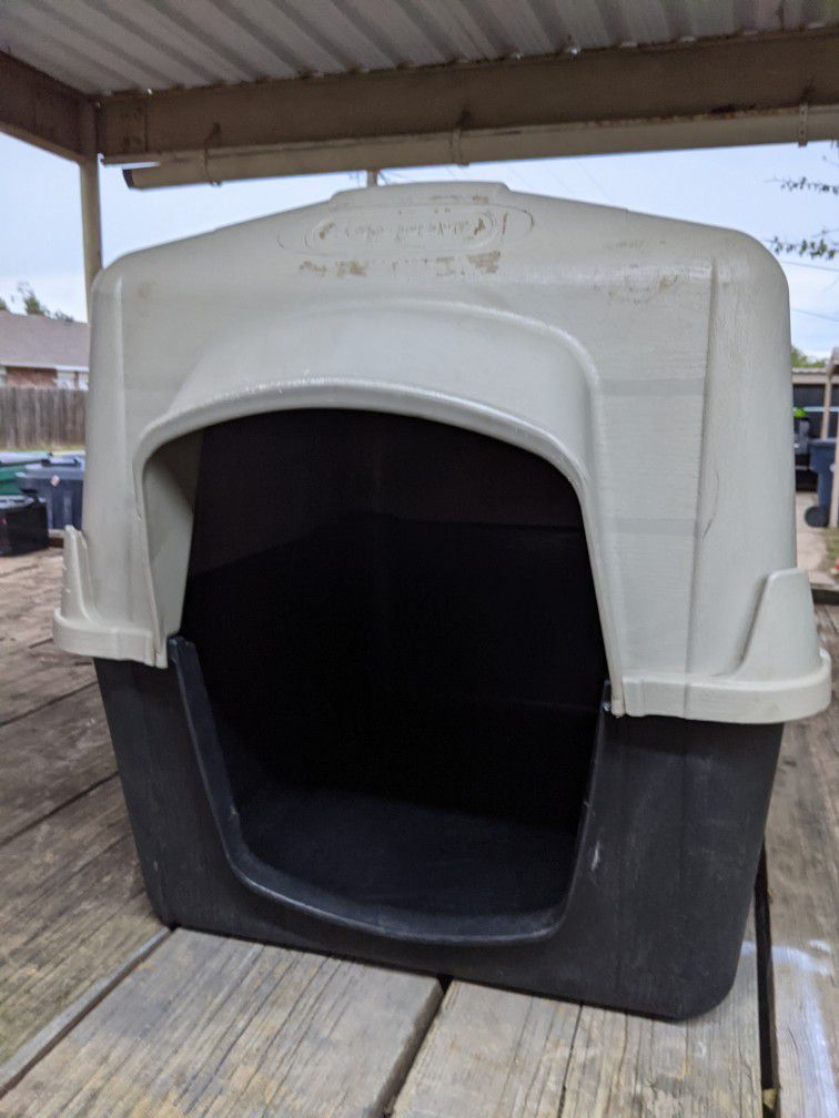 XL DOG HOUSE IN CLEAN GOOD CONDITION