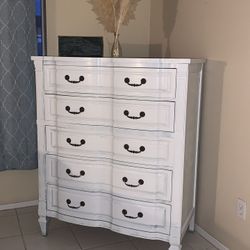 DRESSER