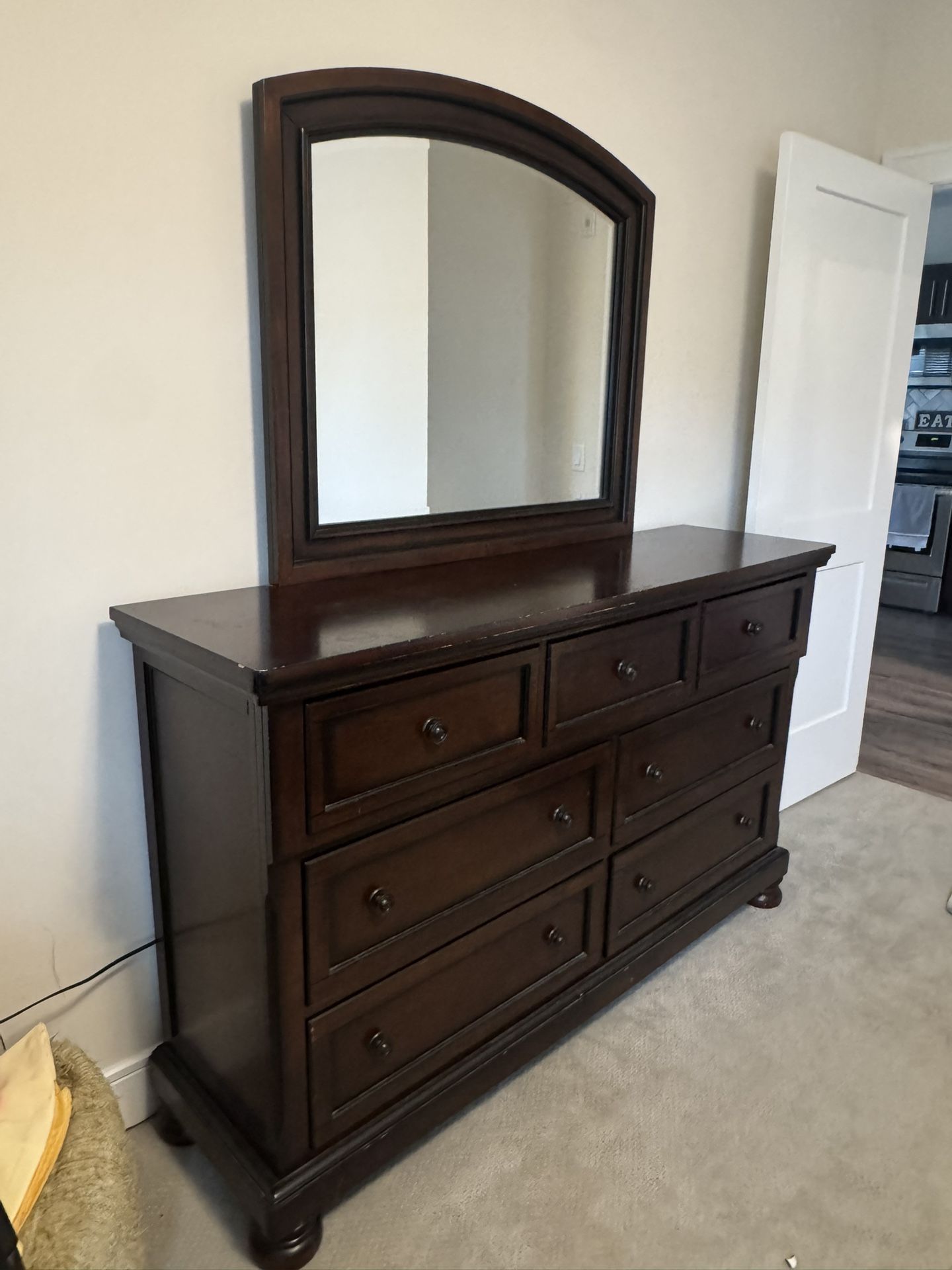 Raymore And Flanagan Bedroom Set (4 Piece)