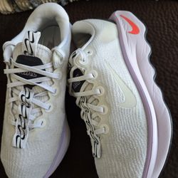 Nike Motiva Women's Size 8.5 Shoes 